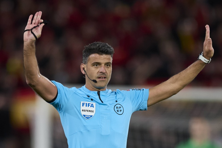 开云体育下载-45场12红！世体：巴萨是曼萨诺执法生涯染红最多球队，梅西在列