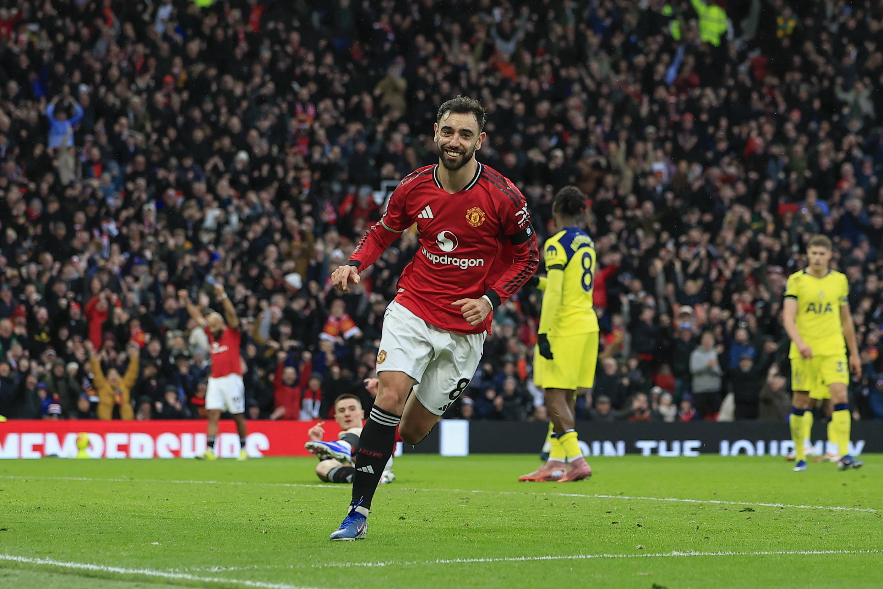 开云体育入口-评论员：B费总能锁定他的队友，并选择最合适的方式将球传给他们