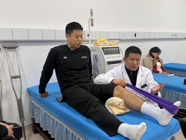 开云体育下载-岳阳男篮那个意外受伤的“冷面射手” ，即将满血复活重返赛场！|李启元|岳阳队|球迷|康复|岳阳市_新浪体育_新浪新闻