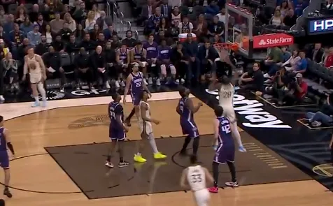 巴锡挡拆顺下空接扣篮打进，8中5已砍下10分8篮板